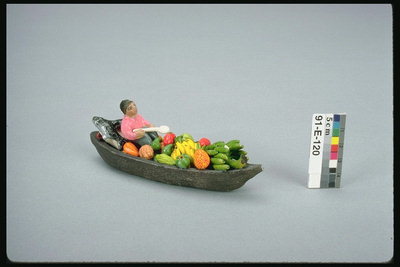 Drveni čamac s hranom i čovjeku iznutra