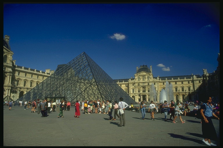 Frankrijk. Piramide van glas. Toegang tot het Louvre