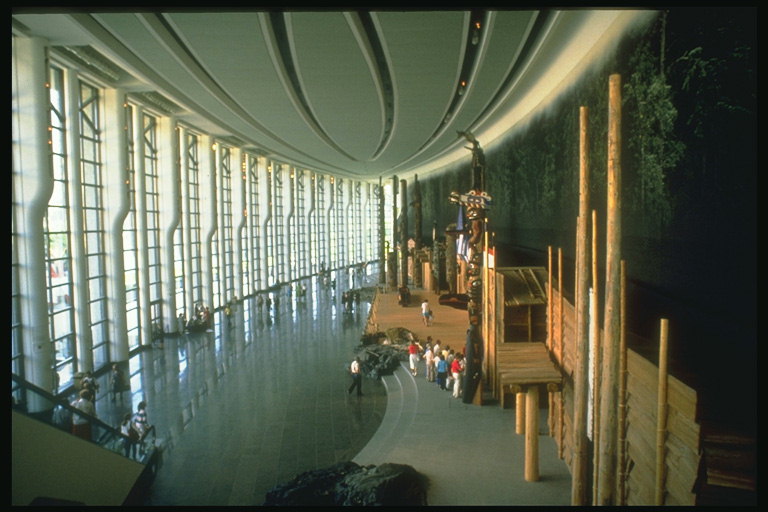 Müzenin in the corridor. Yüksek pencereler ve parlak koridor