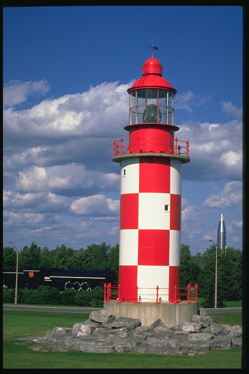 赤と白の正方形の灯台