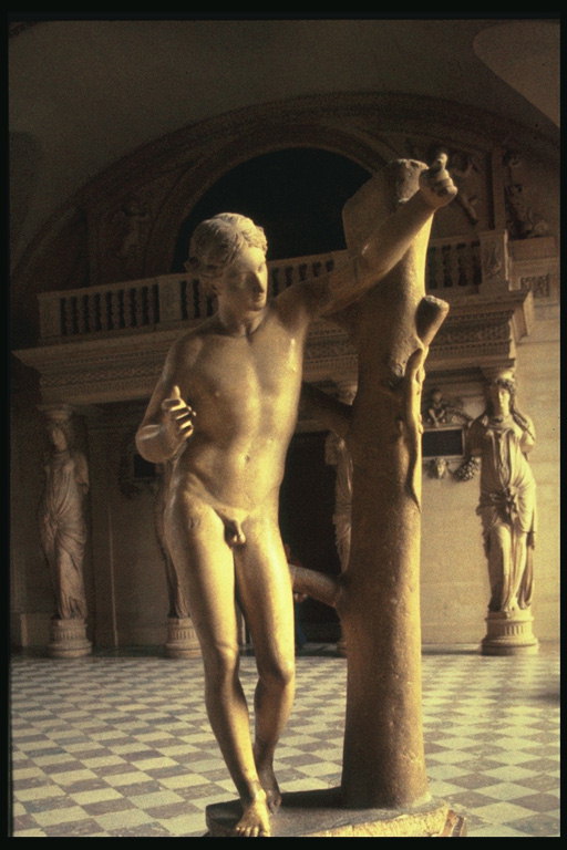 Skulptur. Naked Mann in der Nähe des Baumes