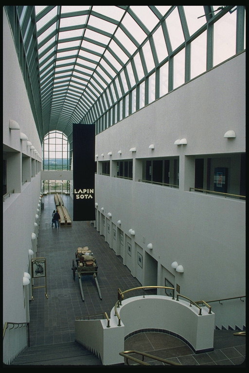 Koridor. Kar-beyaz duvar ve ışık pencerelerden