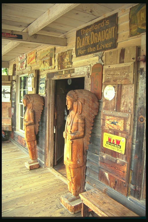 Muzeum. Statues w Sali Chiefs