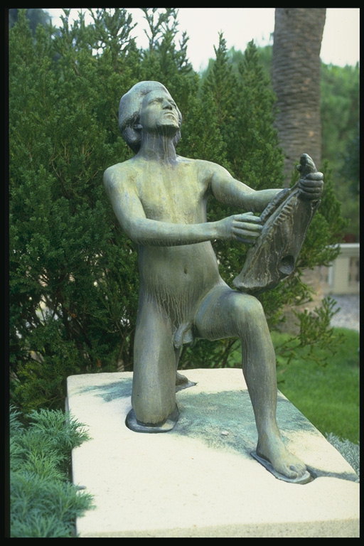 La estatua de un hombre desnudo