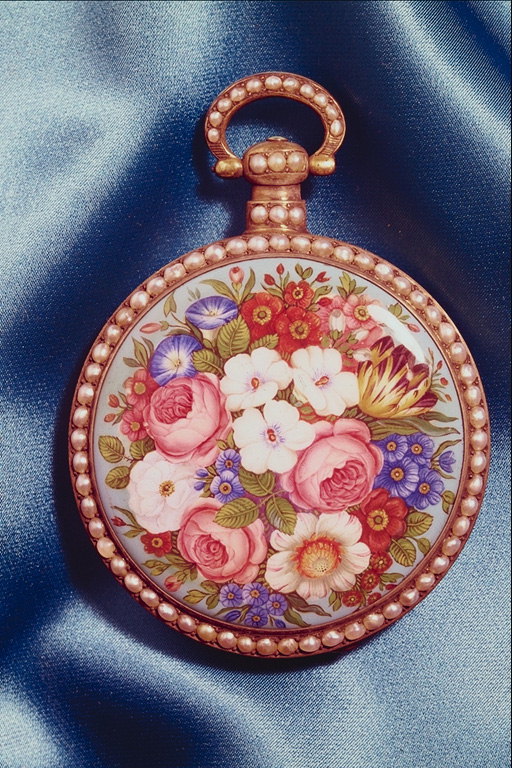 Handdatorer skål med blommiga mönster och ornament av pärlor