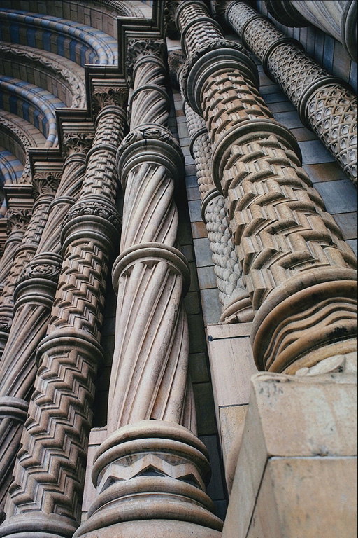 En rekke overflaten skjønte kolonner