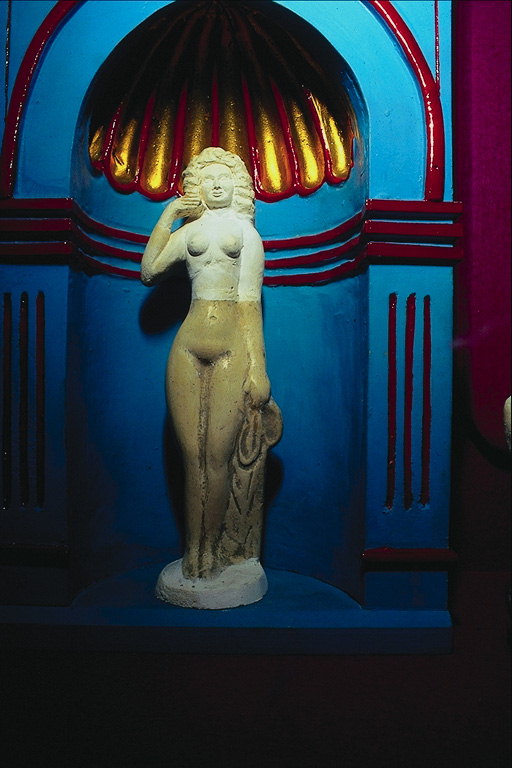 Die Statue eines Mädchens mit einem nackten Körper und lange Haare wogen