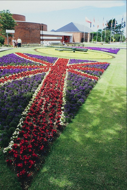 הדגל הגדול של בריטני עם פרחים