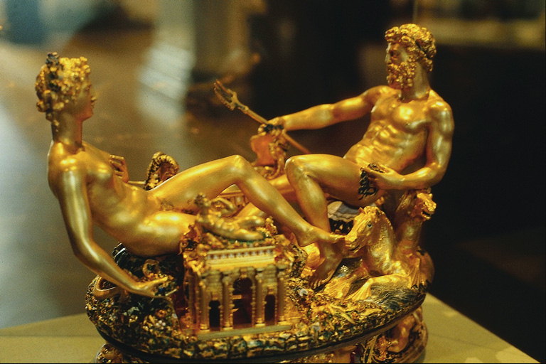 Figurines dari logam kuning. Laki-laki dan perempuan