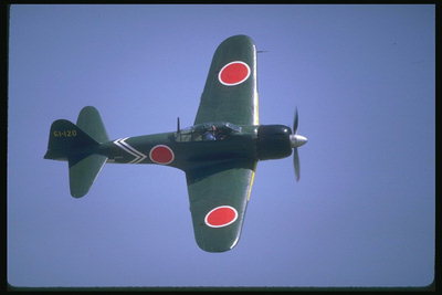 Plano verde-escuro, co círculo vermello sobre as asas