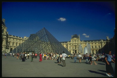 法国。 玻璃金字塔。 进入卢浮宫