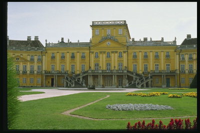 Pałac z kolumn. Trawników z żółte kwiaty