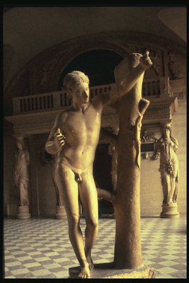 Skulptur. Nøgen mand i nærheden af træ