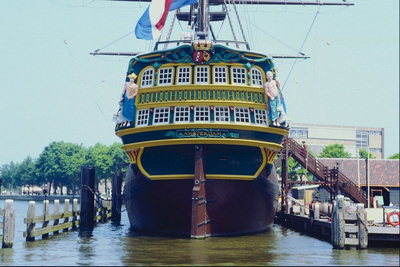 Tourist båd. Multi-farvede billeder og ornamenter