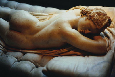 Skulptur aus Gips. Nackte Mädchen auf der Matratze