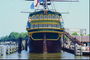 Tūrisma laiva. Multi-krāsainu attēli un rotājumi