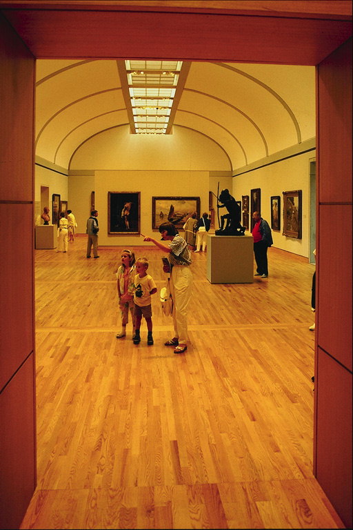 Длинный коридор комнаты с картинами