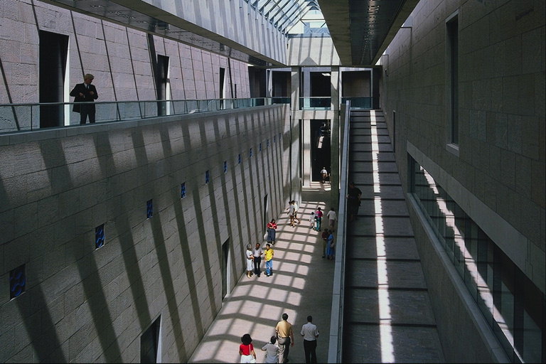 Высокий и длинный коридор с большим количеством дверей