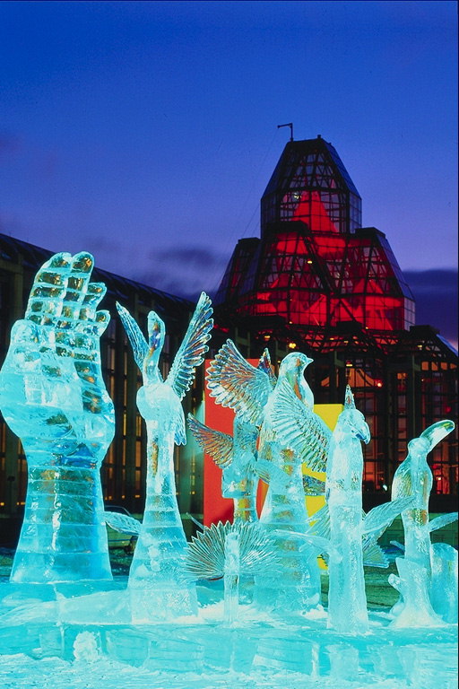 Ice skulpturë të një ndriçim blu