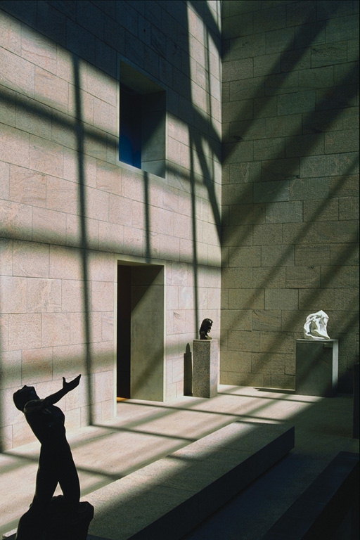 Hall of skulpture. Semidarkness, prigušeno svjetlo kroz prozor