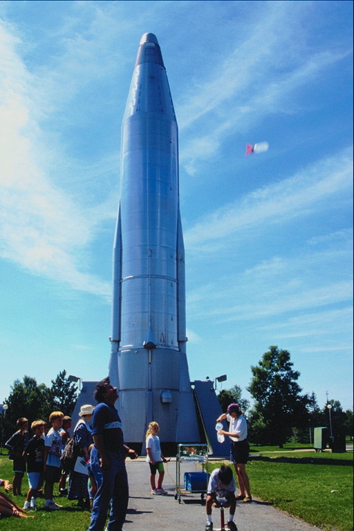 Turistas en el monumento en forma de misiles