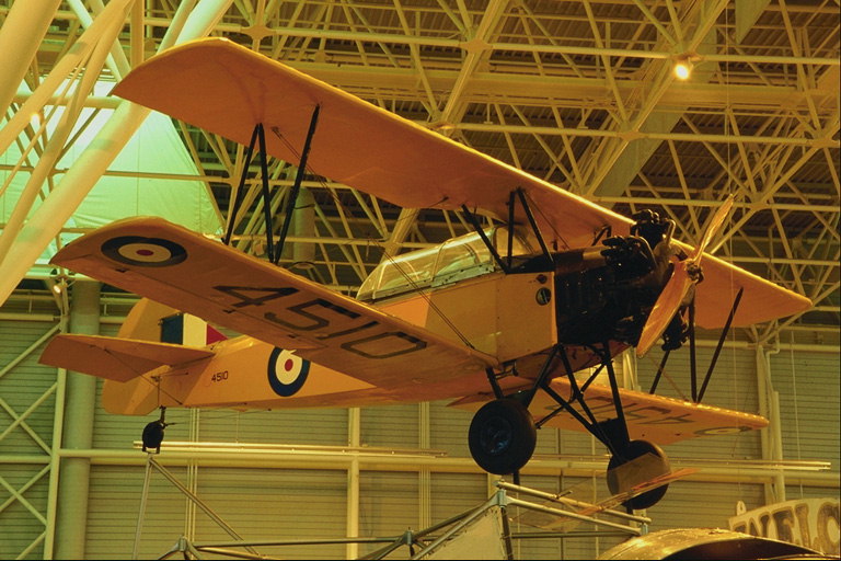 התערוכה מטוס. המכונה מתחת לתקרה