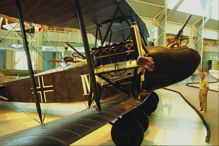 První model letadla. Letadlo v hnědé