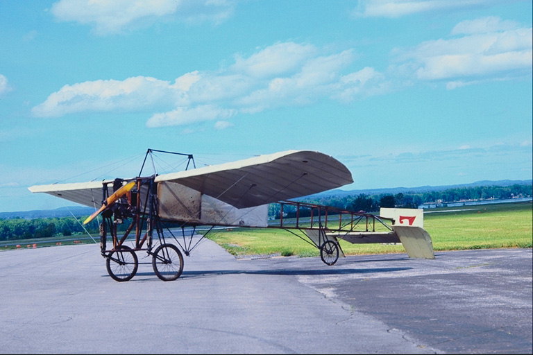 Первый аэроплан с длинным каркасом 