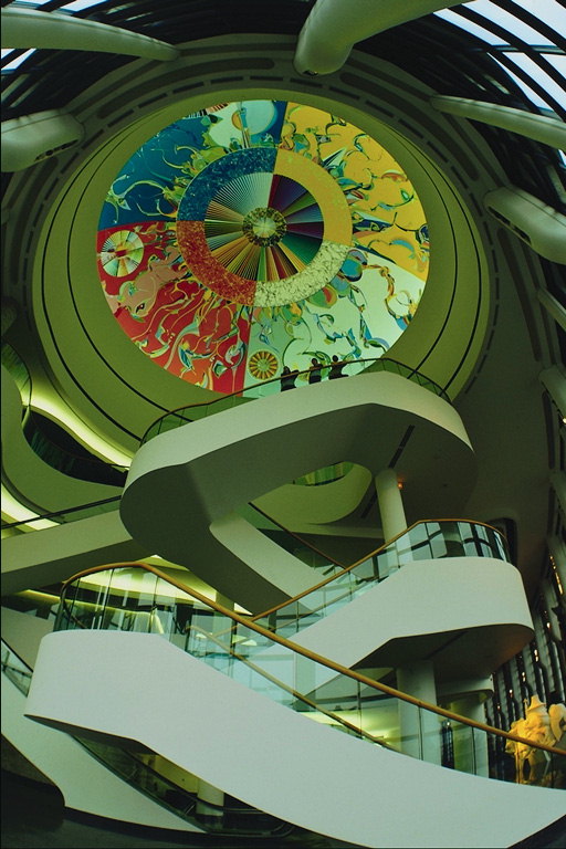 Кругла композиція з вінтообразной лестницей в холі будівлі