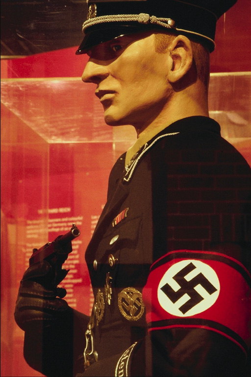 Een soldaat in uniform met de Duitse symbolen op de schouder