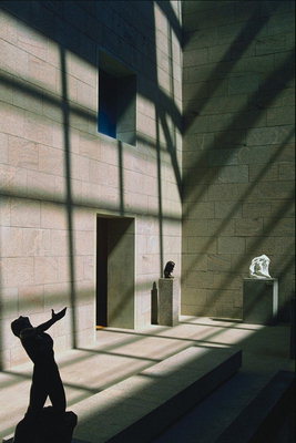 Hall of skulptūras. Semidarkness, aptumšošana gaismas pa logu