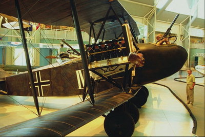 Den første modellen fly. Fly i brunt