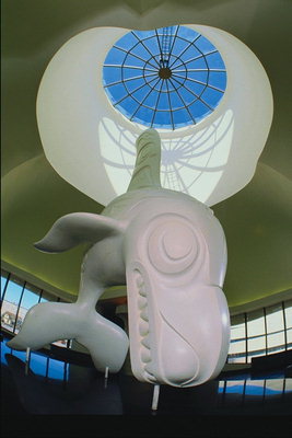 Figuren av gigantiske fisken under taket
