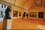 En av museets rom med tre parkettgulv malerier og utstillinger