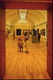 Den lange korridoren i rom med malerier