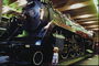 Çocuk bir lokomotif sergi yanında