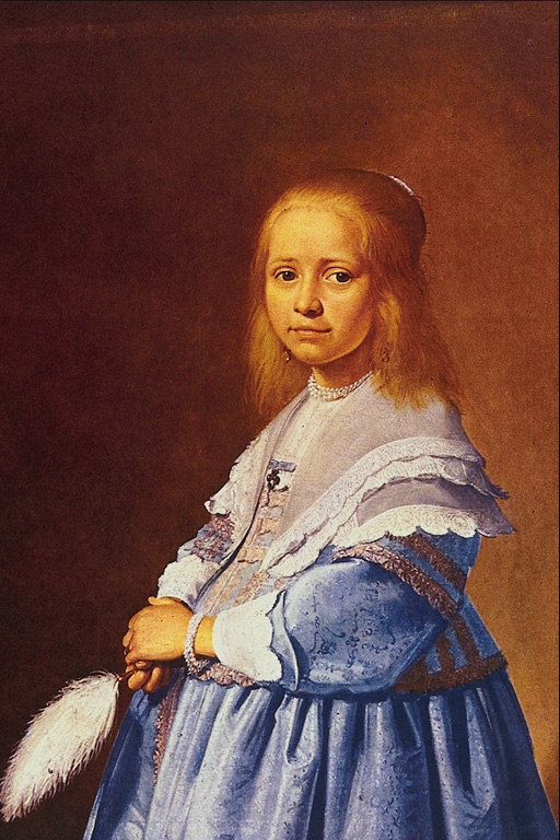 Портрет на момиче в синя рокля с перце в ръцете на