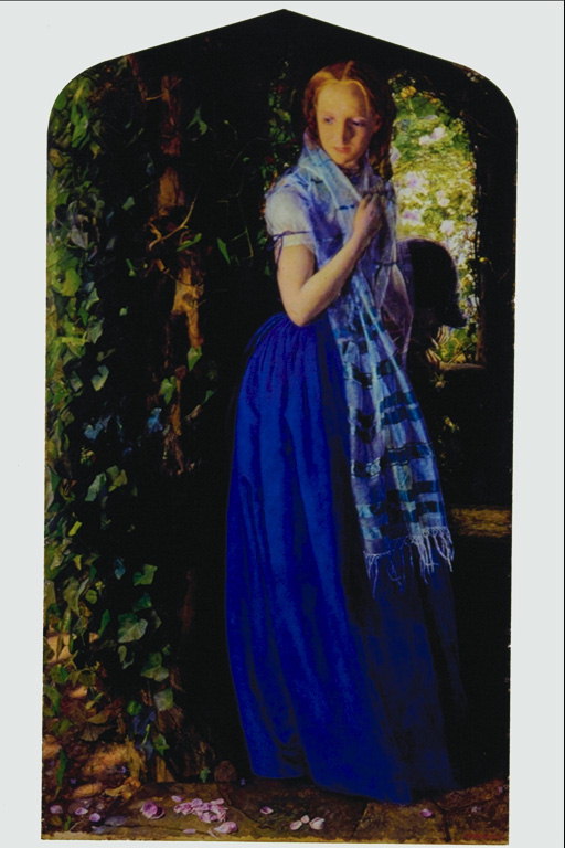Meitene zilā krāsā blakus savvaļas vīnogas