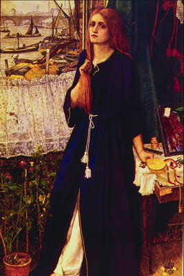 En pige i en mørkeblå kappe