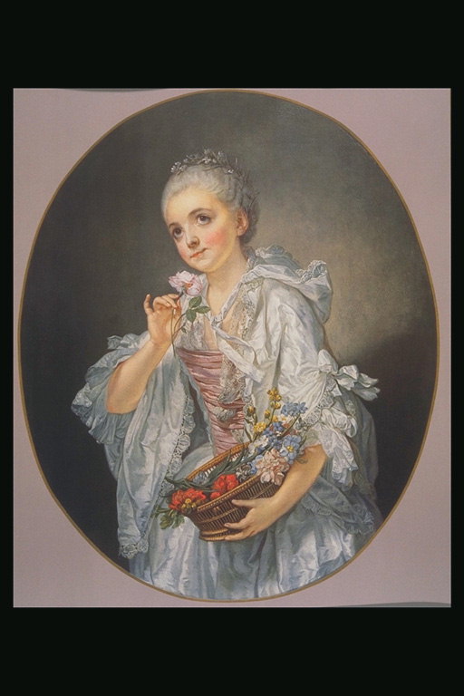 A moça de branco vestido com um capuz e da cesta de flores
