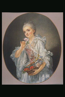 A moça de branco vestido com um capuz e da cesta de flores
