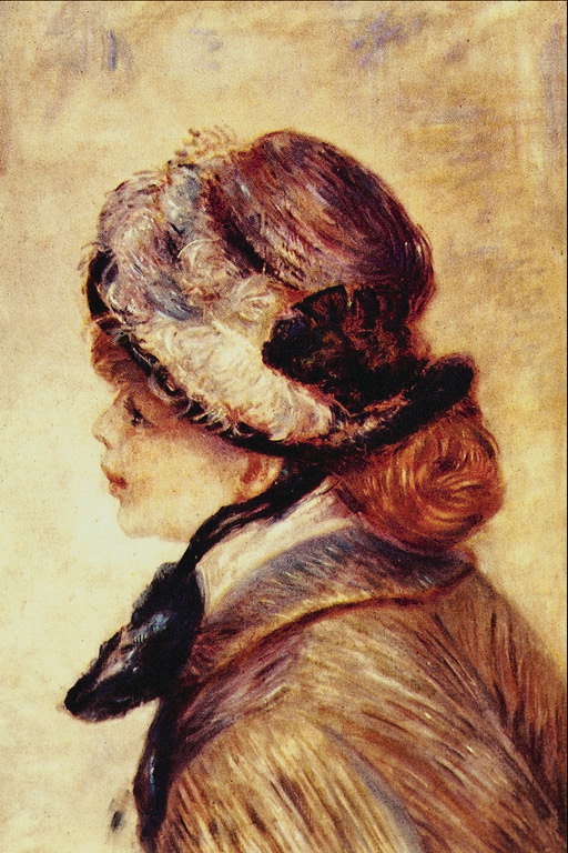 Una mujer en un sombrero con una pluma