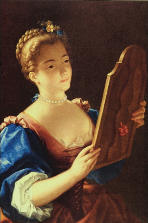Jenta i den blå laget. Blomster i frankrike hår, perler på halsen, et speil i hendene på