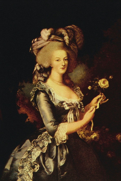 Kvinne med en rose i hendene. En hatt med et lys-brune fjær