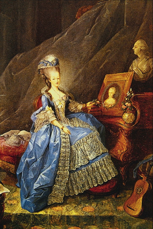 Дама в пишним синьому платті з орнаментом золотистого кольору