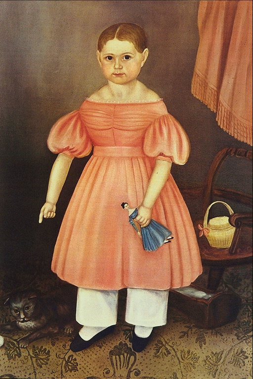 Jenta i rosa kjole og hvite bukser med en dukke i hendene på
