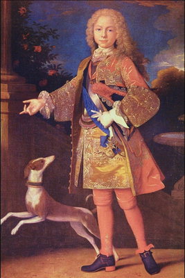 Den unge mannen i dress med store håndjern. Hunden med hvit-håret brunt fargetoner