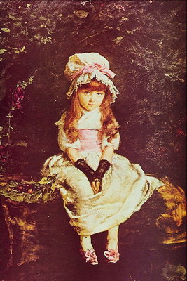 Девочка с волнистыми русыми волосами под чепчиком. Черные кружевные перчатки на нежных детский руках