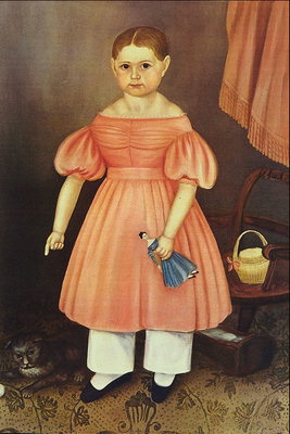 Flickan i rosa klänning och vita byxor med en marionett i händerna på