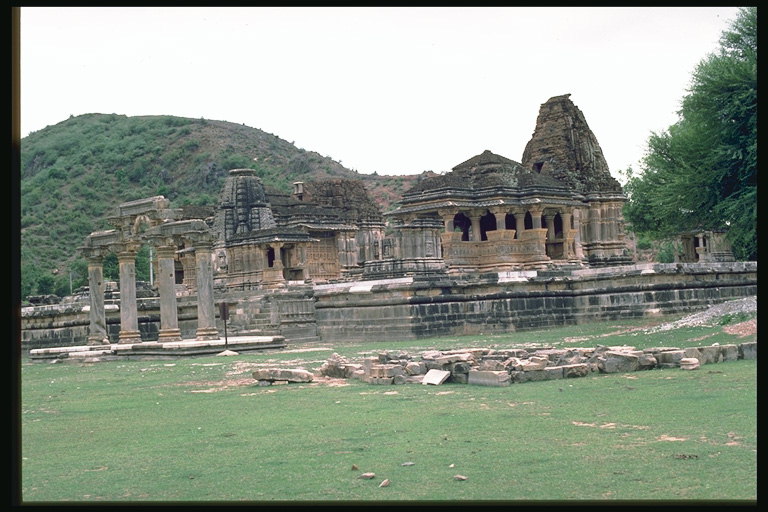 I ruinerna av templet. Lämningar av pelare och väggar
